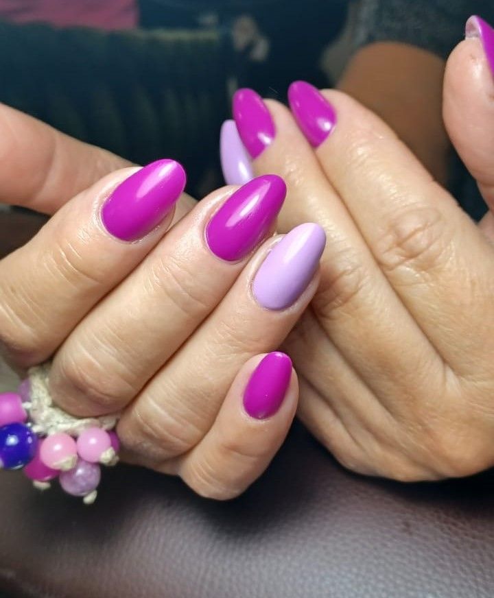 Manicure nei toni del viola e lilla