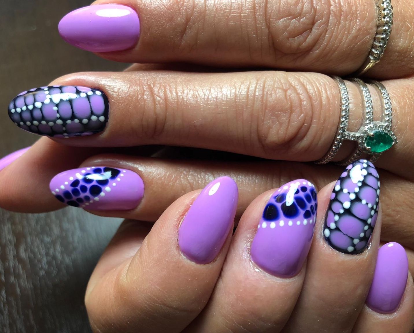 Manicure viola lucida con dettaglio nail art